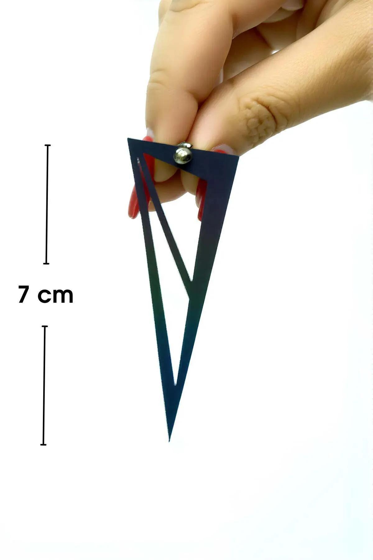 Geometrik üçgen sarkıt küpe kulakta yan profil görünümü, gümüş yansıtıcı yüzey