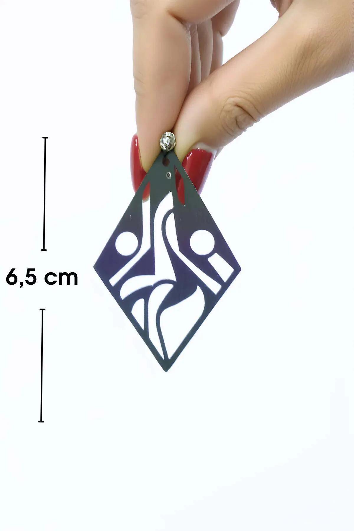 Modelin boynu ve çene hattına karşı geometrik küpe siluetini gösteren yan profil