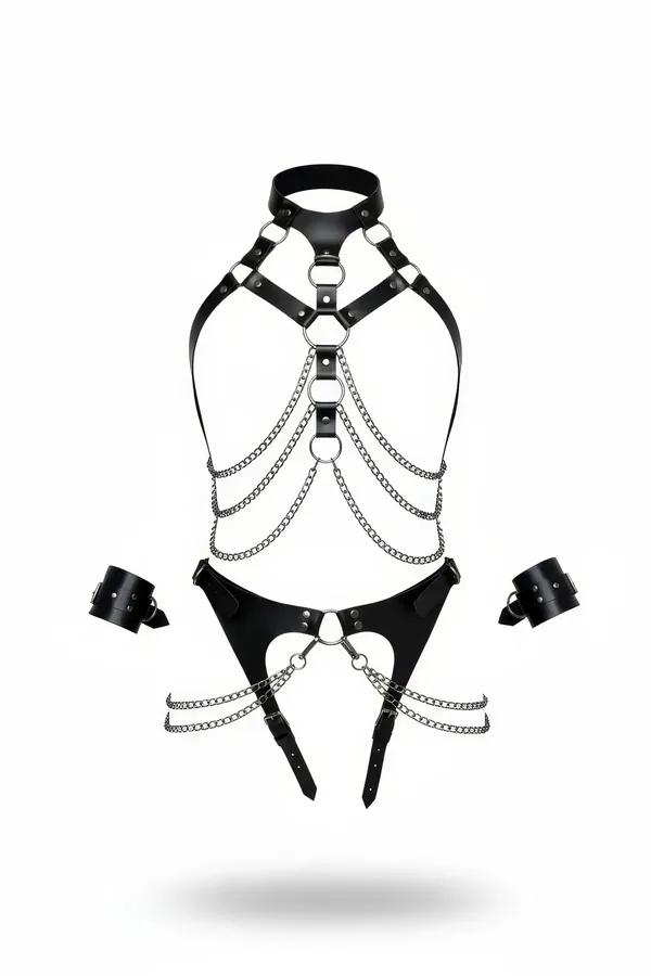 Beyaz arka plan üzerinde, dört dökümlü gümüş zincir ve eşleşen bilek kelepçeleriyle siyah suni deri tam vücut harness seti