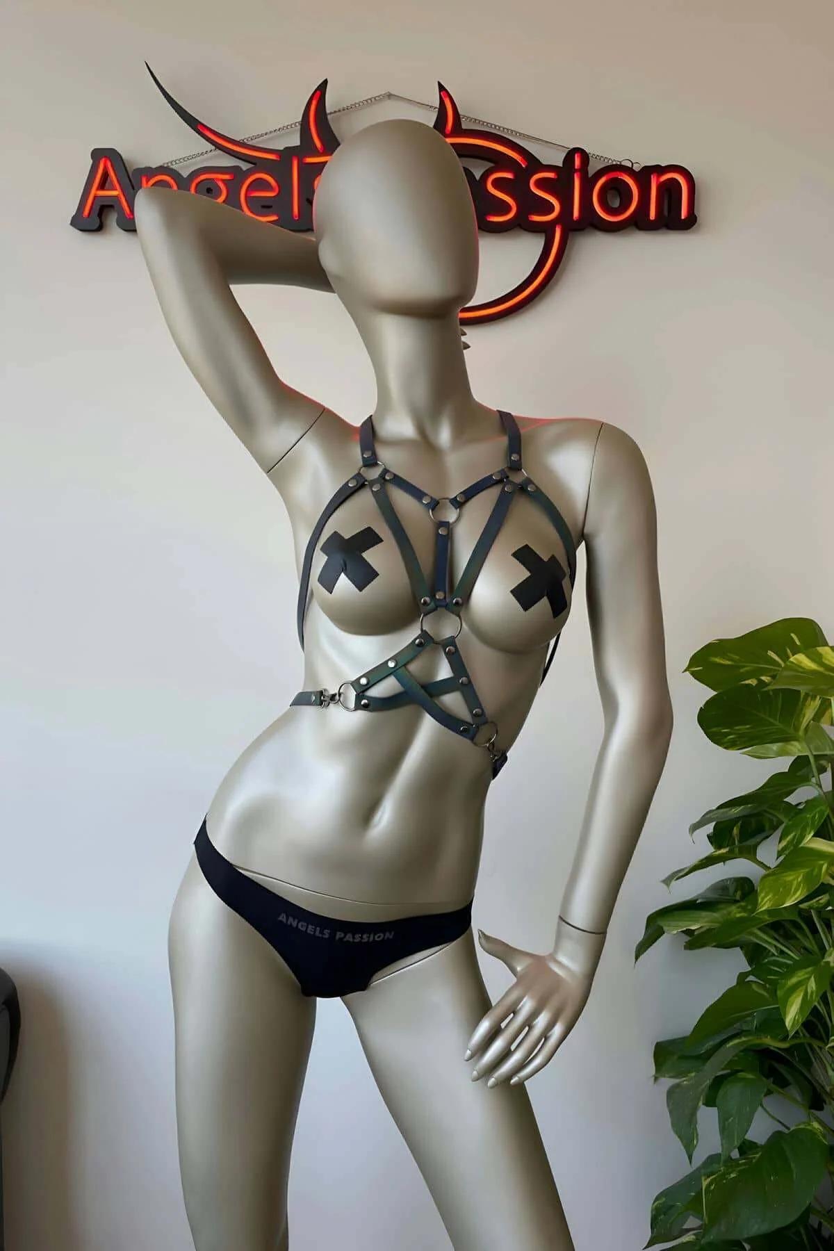 Kaydırma tokalı strap ayar detayıyla ayarlanabilir gökkuşağı kafes harness arka görünümü