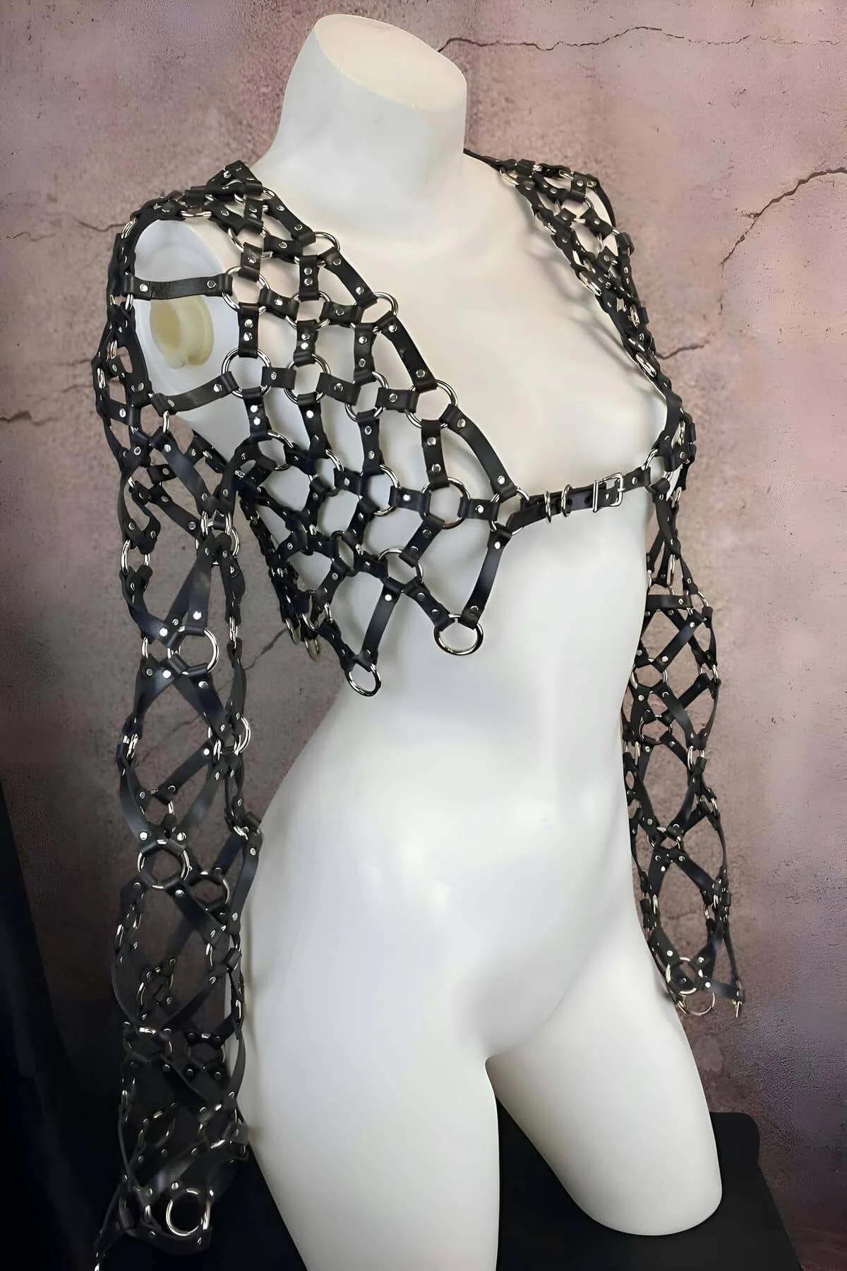 Açık hücre yapısı ve gümüş donanımı gösteren siyah elmas kafes vücut harness yan açı
