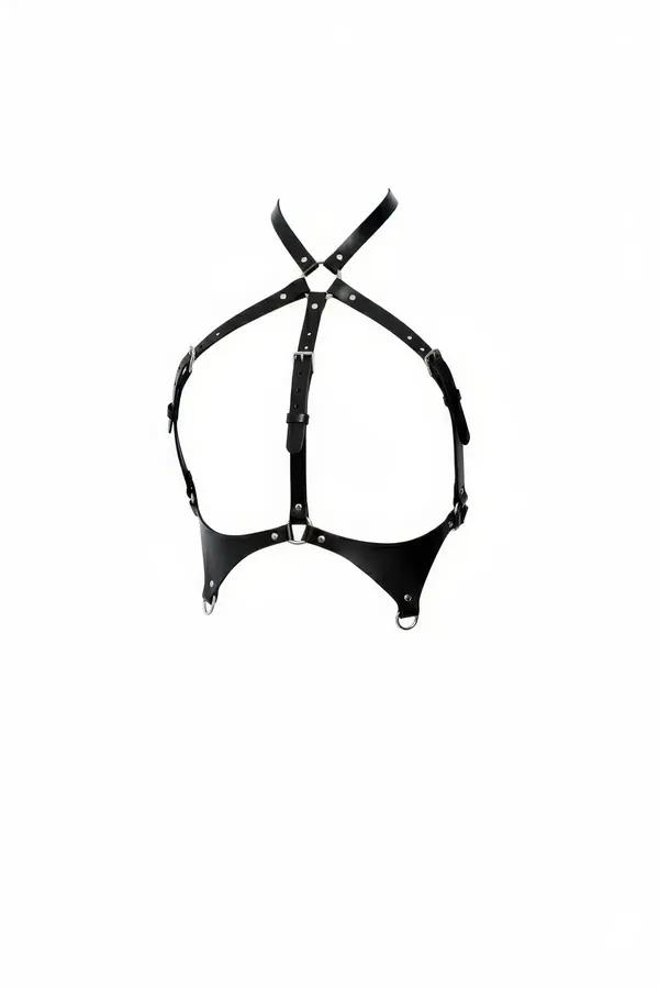 Yapılandırılmış panel tabanı ve gümüş O-halka aksesuarlı siyah suni deri X-çapraz göğüs harness