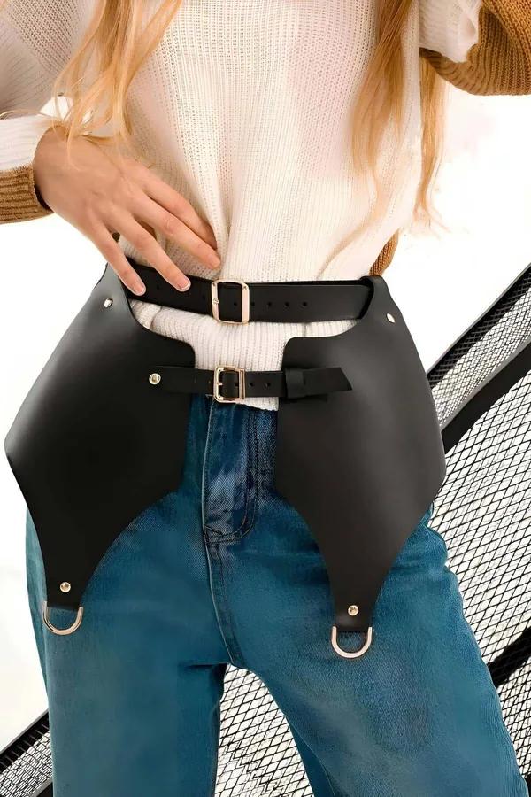 Mavi kot üzerinde iki altın tokalı bel askısı ve D-halka panelli siyah suni deri etek harness kemeri
