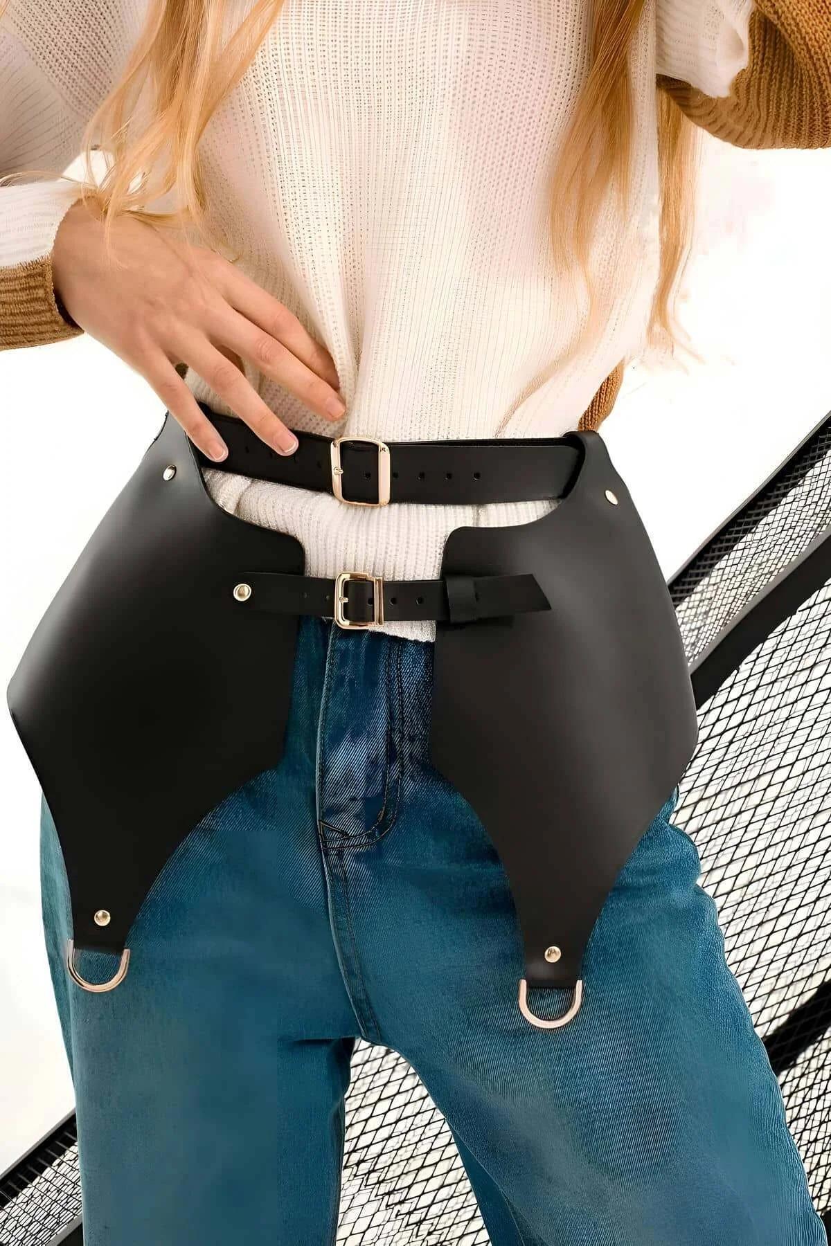 Mavi kot üzerinde iki altın tokalı bel askısı ve D-halka panelli siyah suni deri etek harness kemeri
