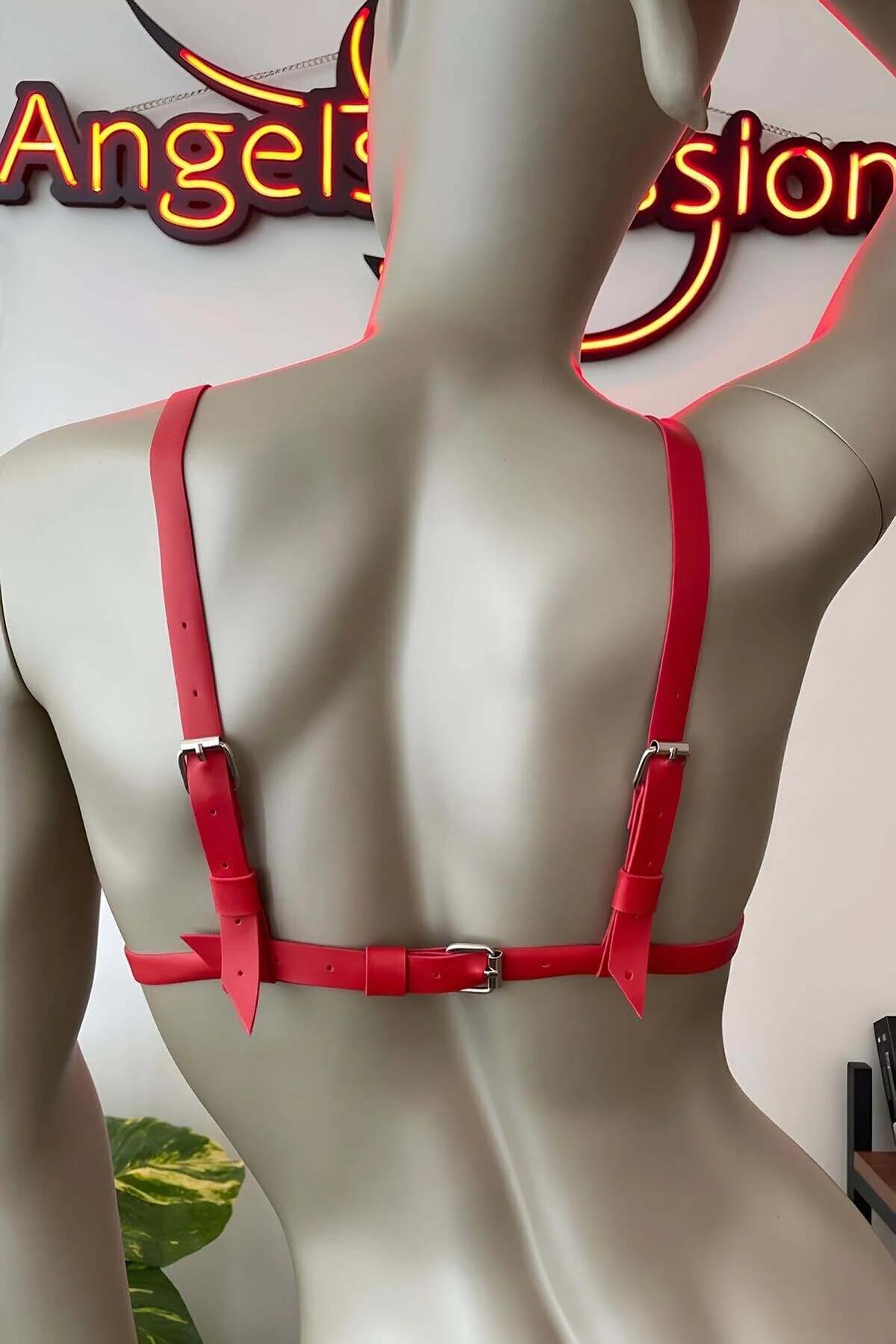 kırmızı askılı kafes sütyen iç çamaşırı altın zımbalarla gövde üstünde moda editöryal açısı