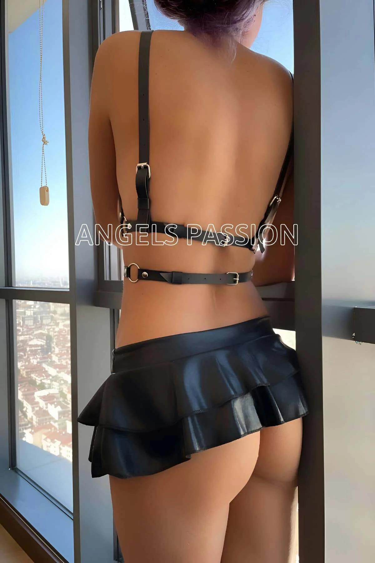 Siyah PU suni deri harness'ta gümüş kubbe zımbalı çoker boyun bandının yakın çekimi