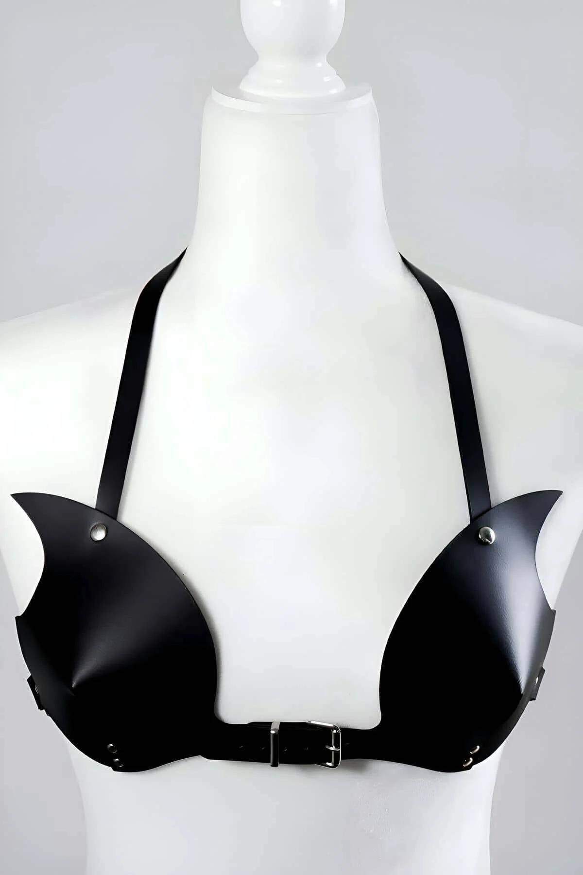 Gümüş zımba aksesuarları ve orta toka detaylı siyah suni deri kalıplı kupa sütyen harness, yakın çekim