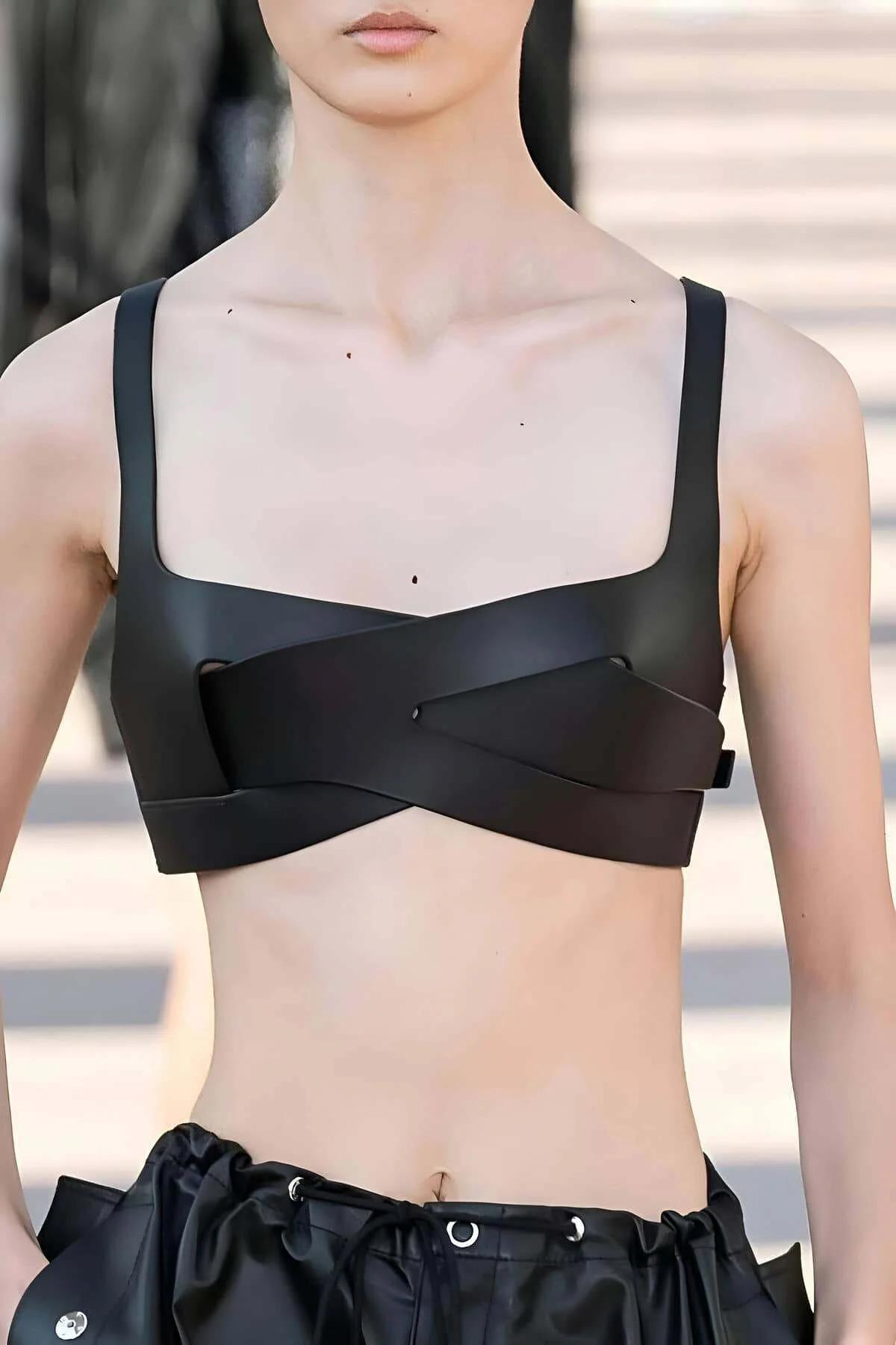 Geniş X-bant detayı ve yapılandırılmış bralet panelili siyah mat suni deri çapraz göğüs harness üstü