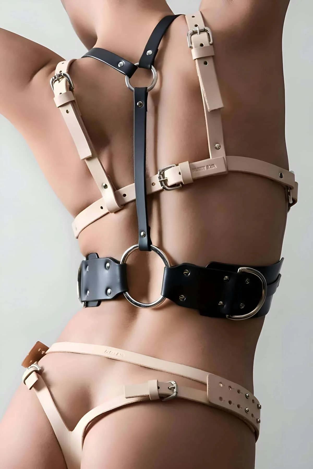 Vücut harness üzerinde sternumda gümüş O-halka detaylı bej suni deri çapraz omuz bandı