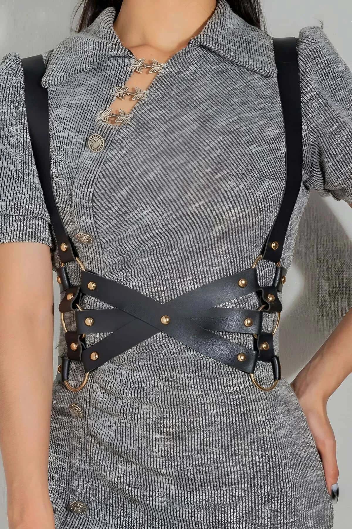 Altın toka ayarlayıcılı siyah suni deri vücut harness çapraz ön panel detayı