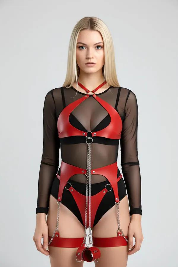 Gümüş zincir uyluk askıları ve O-halka aksesuarlı kırmızı suni deri tam vücut harness ön görünüm