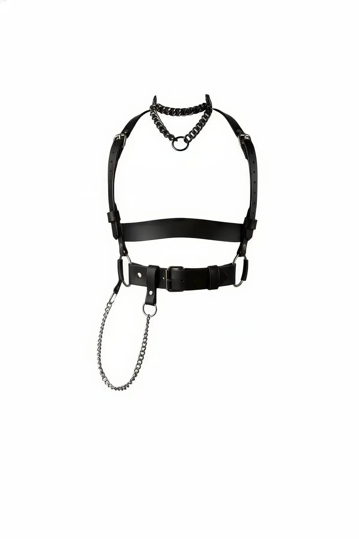 Beyaz zeminde çoker, ön O-halka ve çıkarılabilir gümüş zincirli siyah suni deri vücut harness