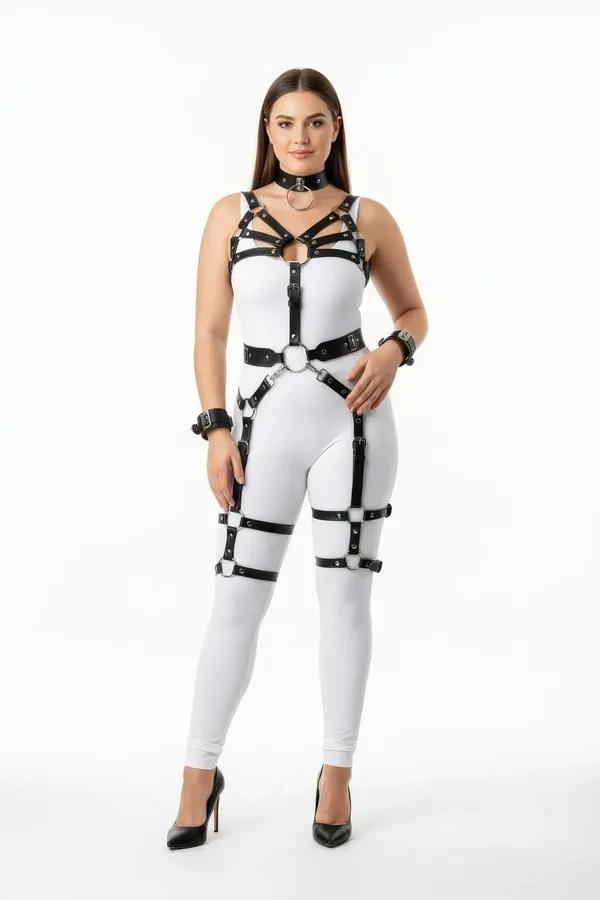 Bacak jartiyerleri, boyunluk ve bilek manşetleriyle gümüş O-halkalı siyah vegan deri tam vücut harness seti, beyaz bodysuit üzerinde