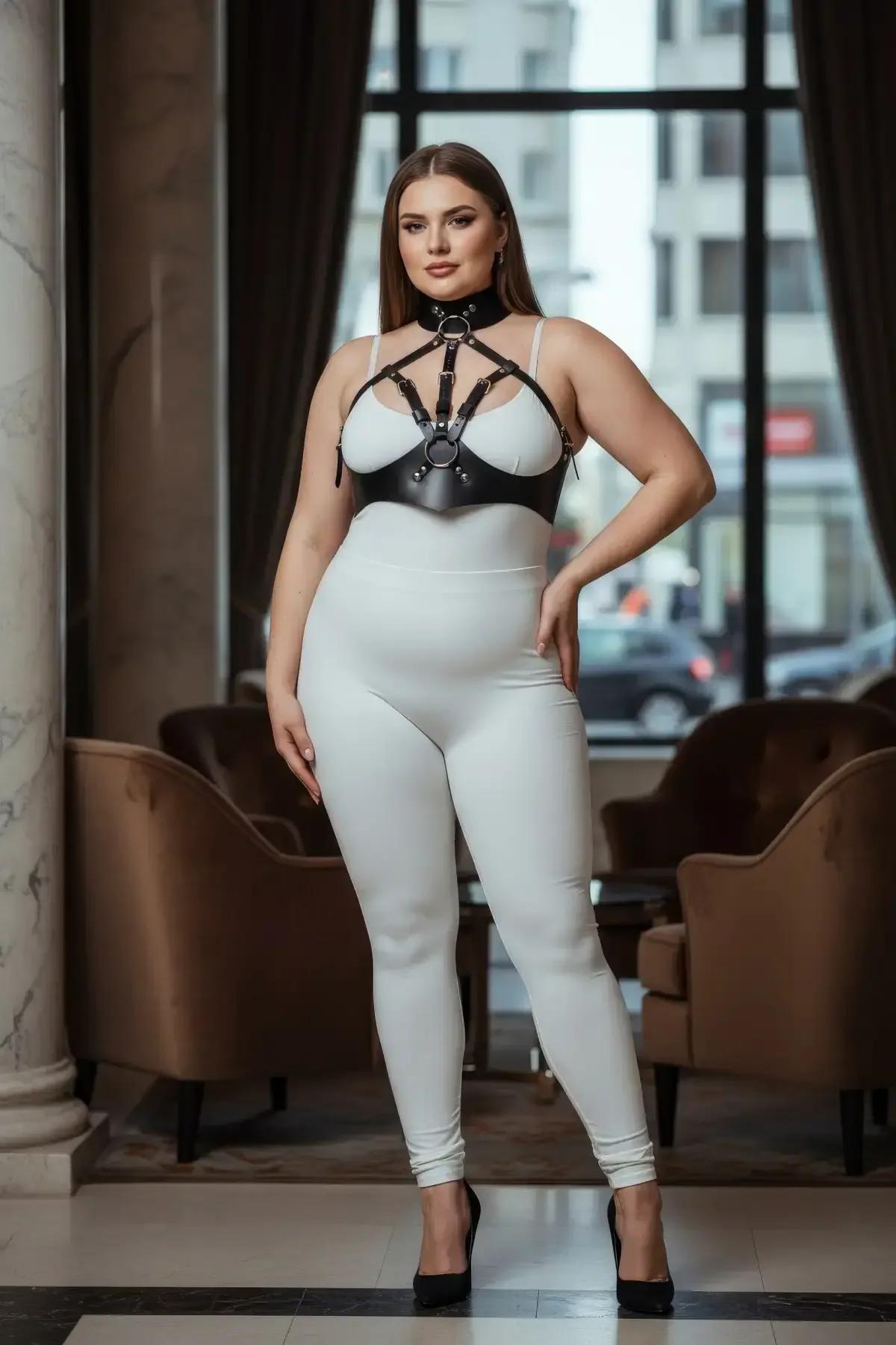 Siyah suni deri vücut harness göğüs merkezi gümüş O-halka donanımı detay çekimi