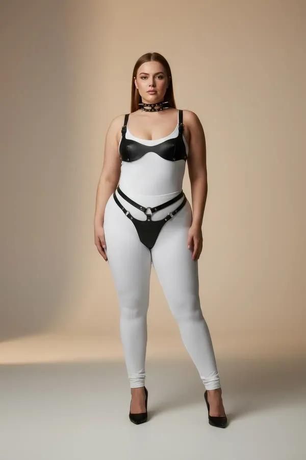 Yapılandırılmış bralette, O-halkalı kalça harness ve gümüş donanımlı zımbalı çokerli siyah suni deri harness seti