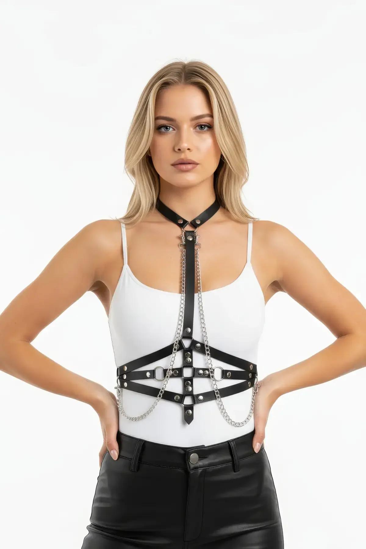 Siyah PU deri göğüs harness askılarında gümüş O-halka ve zincir yakın çekim