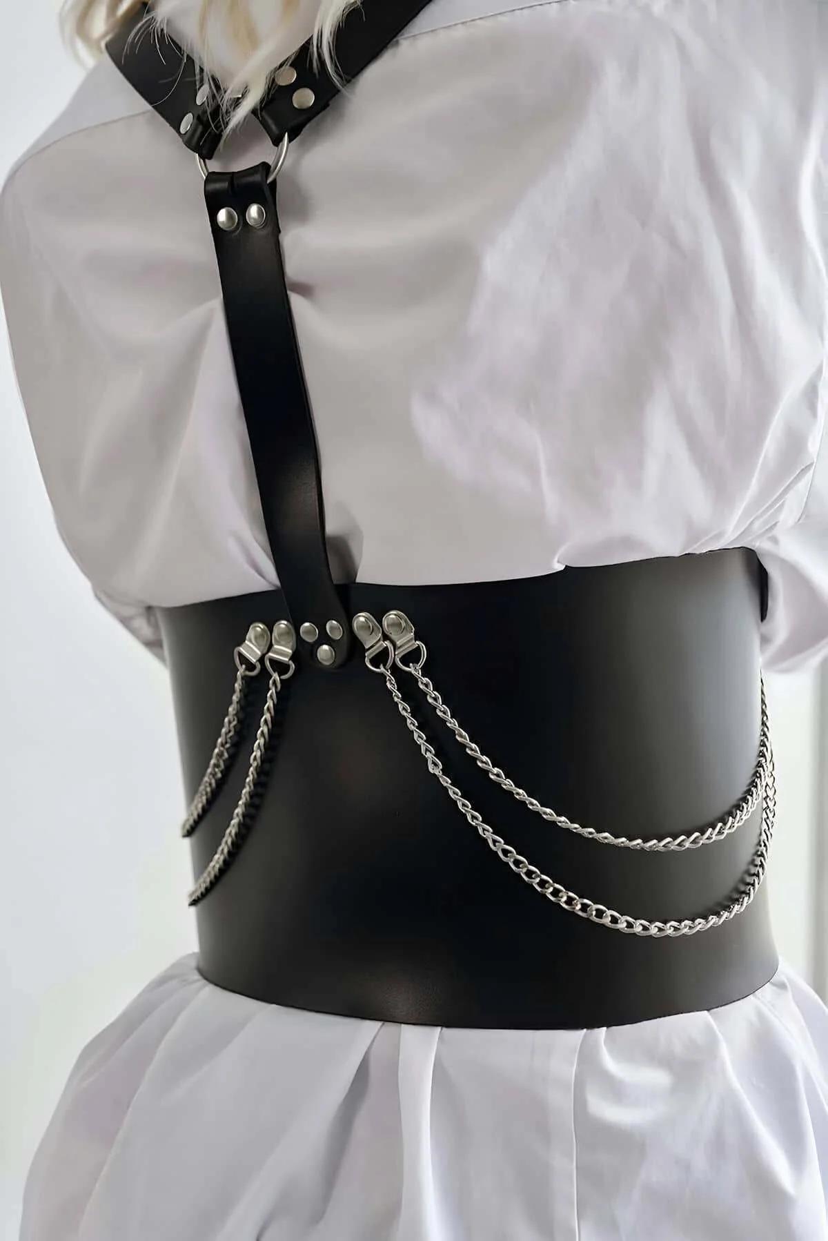 Siyah suni deri korse harness yan panelinde gümüş zincir detayı