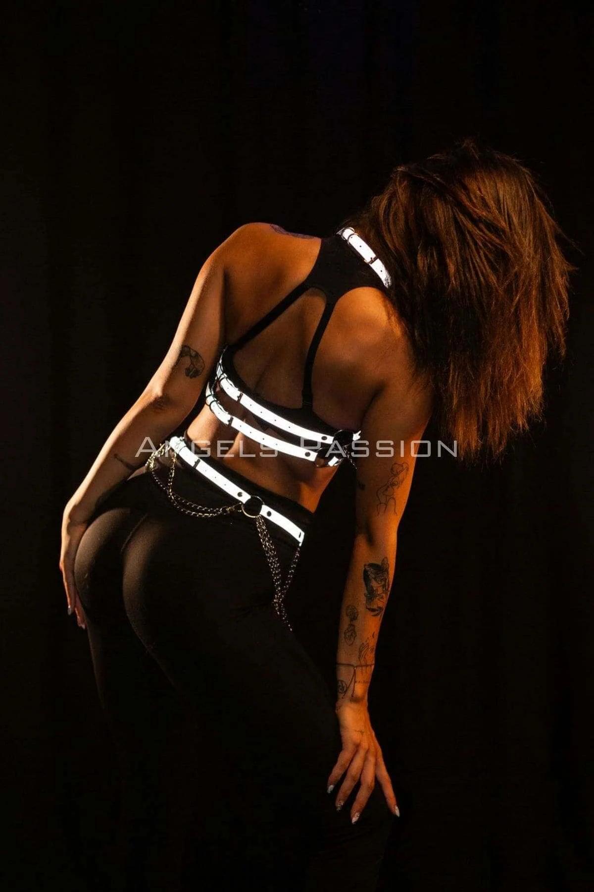 Halter üst ve kalça zincir kemeriyle birlikte stilize edilmiş iki parçalı reflektör festival harness seti