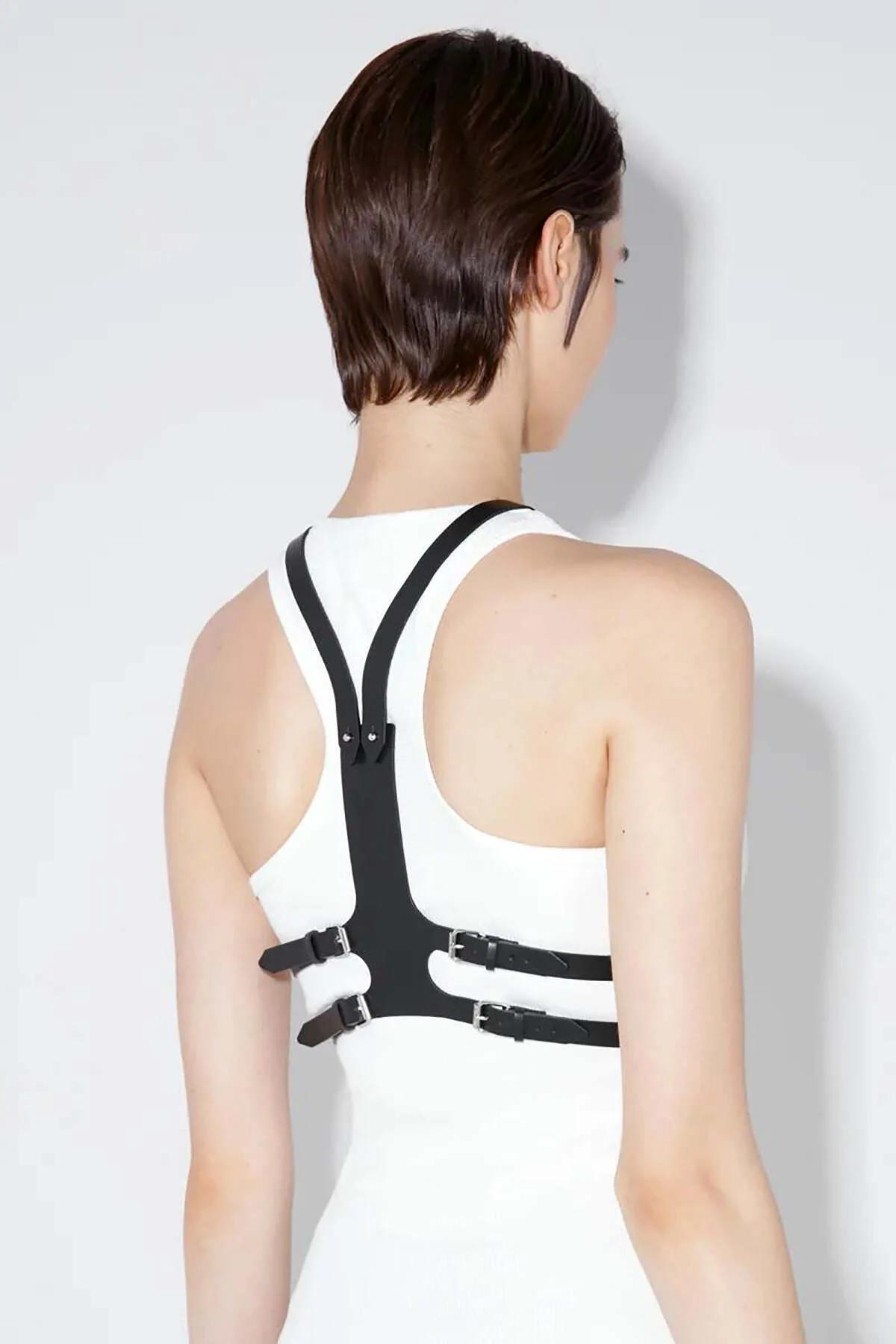 siyah vegan deri harness aksesuar beyaz crop top kombinasyonu