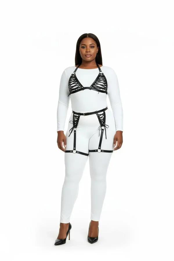 Çapraz bağcıklı ön parça ve dört ayarlanabilir gümüş donanımlı jartiyer bacak askılı siyah suni deri bağcıklı bralet vücut harness