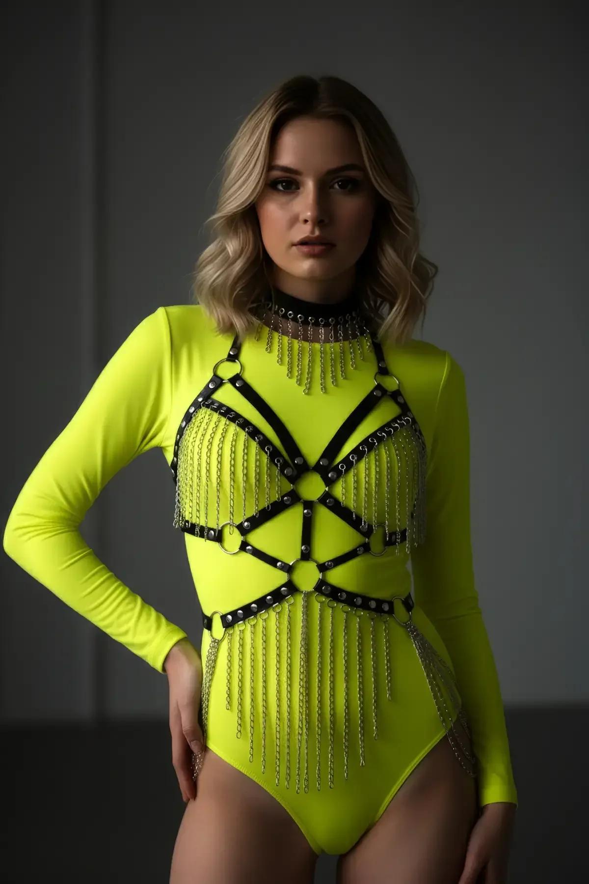Siyah vegan deri vücut harness - çoker yaka ve merkezi O-halka çapası ön görünüm