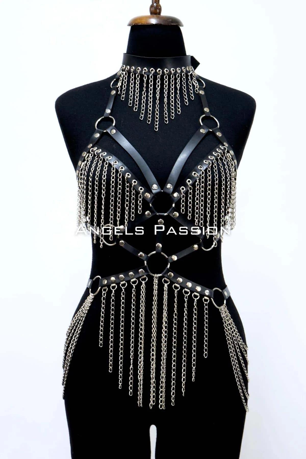 Tam vücut harness setiyle eşleşen gümüş zincir püsküllü kırmızı çoker ön görünüm