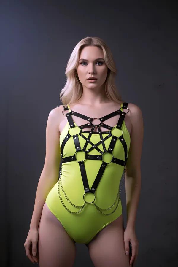 Siyah suni deri yıldız kafes vücut harness - gümüş O-halka ve sarkık bel zincirleri ön görünüm