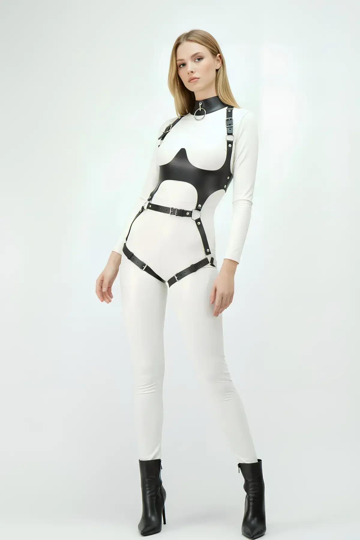 Siyah askılı tam vücut harness - uyluk bandı ve gümüş aksesuar, yan açı