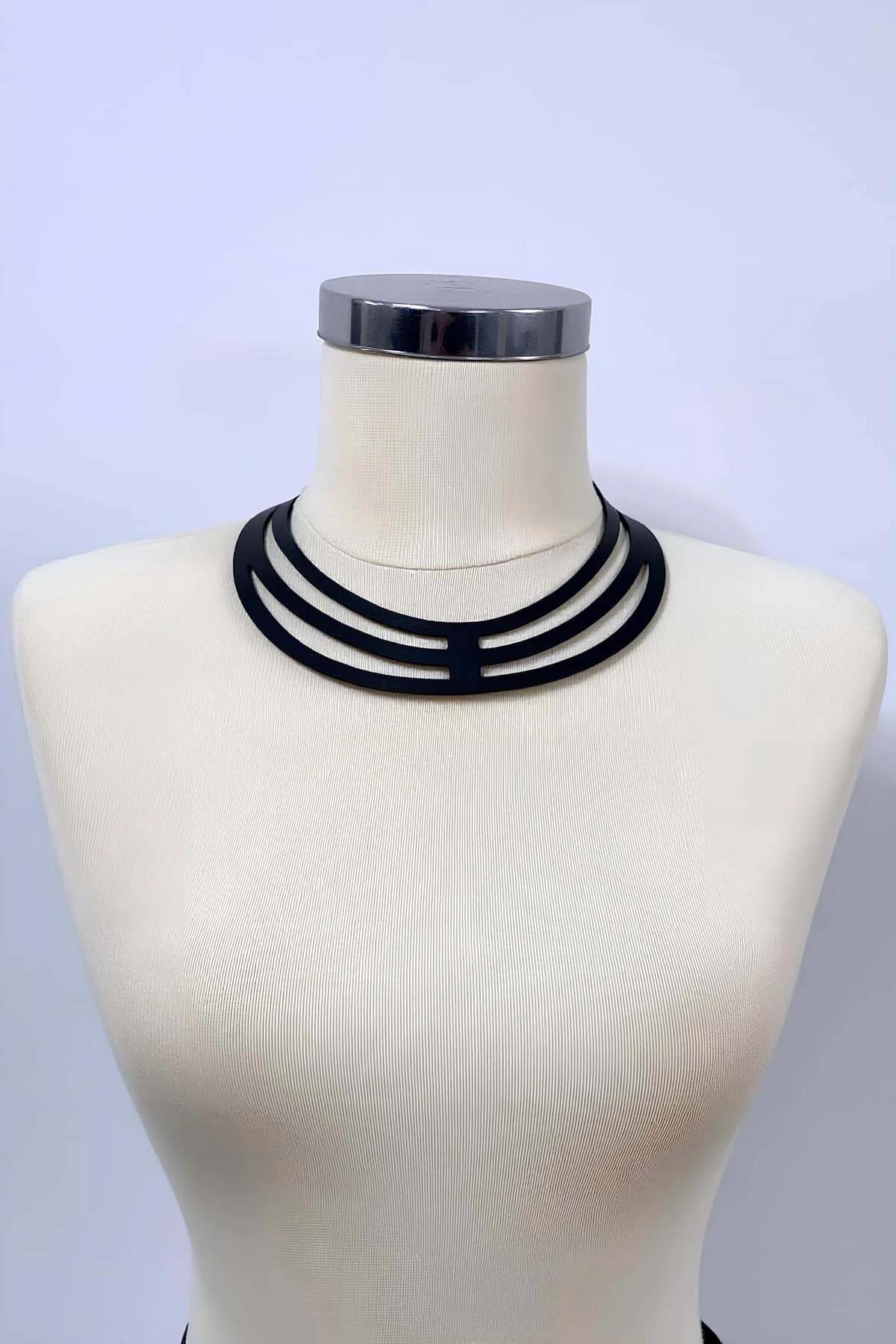 Üç bantlı merdiven kesim detayı gösteren siyah mat PU askılı çoker harness yakın çekim