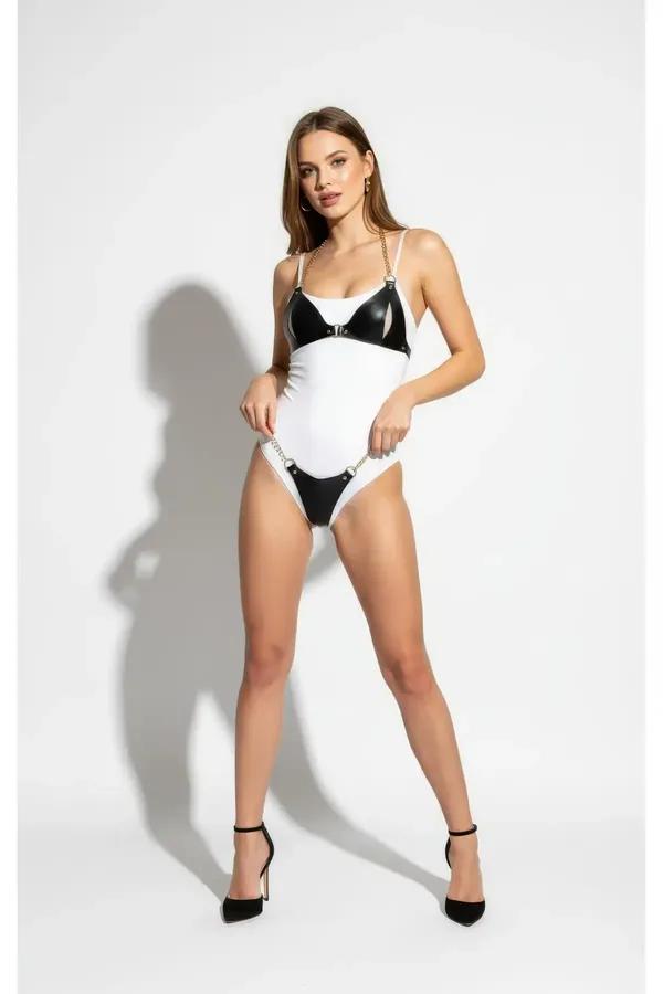 Siyah parlak suni deri bikini vücut harness - altın zincir omuz askısı ve bel zinciri, beyaz bodysuit üzerinde
