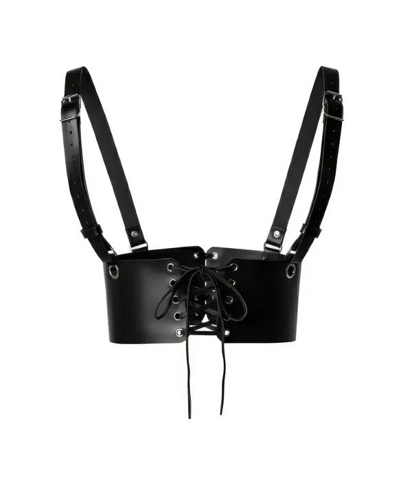 ön bağcık rondelaları ve geniş ayarlanabilir omuz askılarıyla beyaz arka planda siyah suni deri underbust korse harness