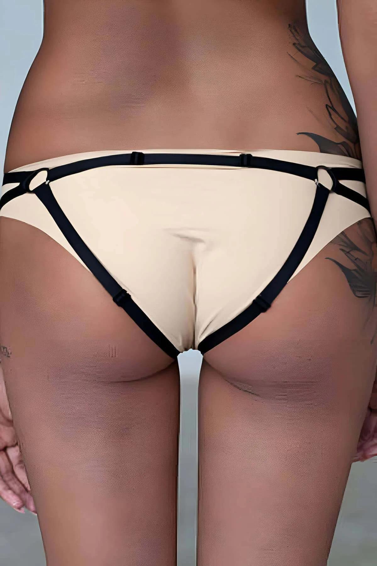 krem crop top siyah halter harness askıları ve altın O-halka ön merkez detayı