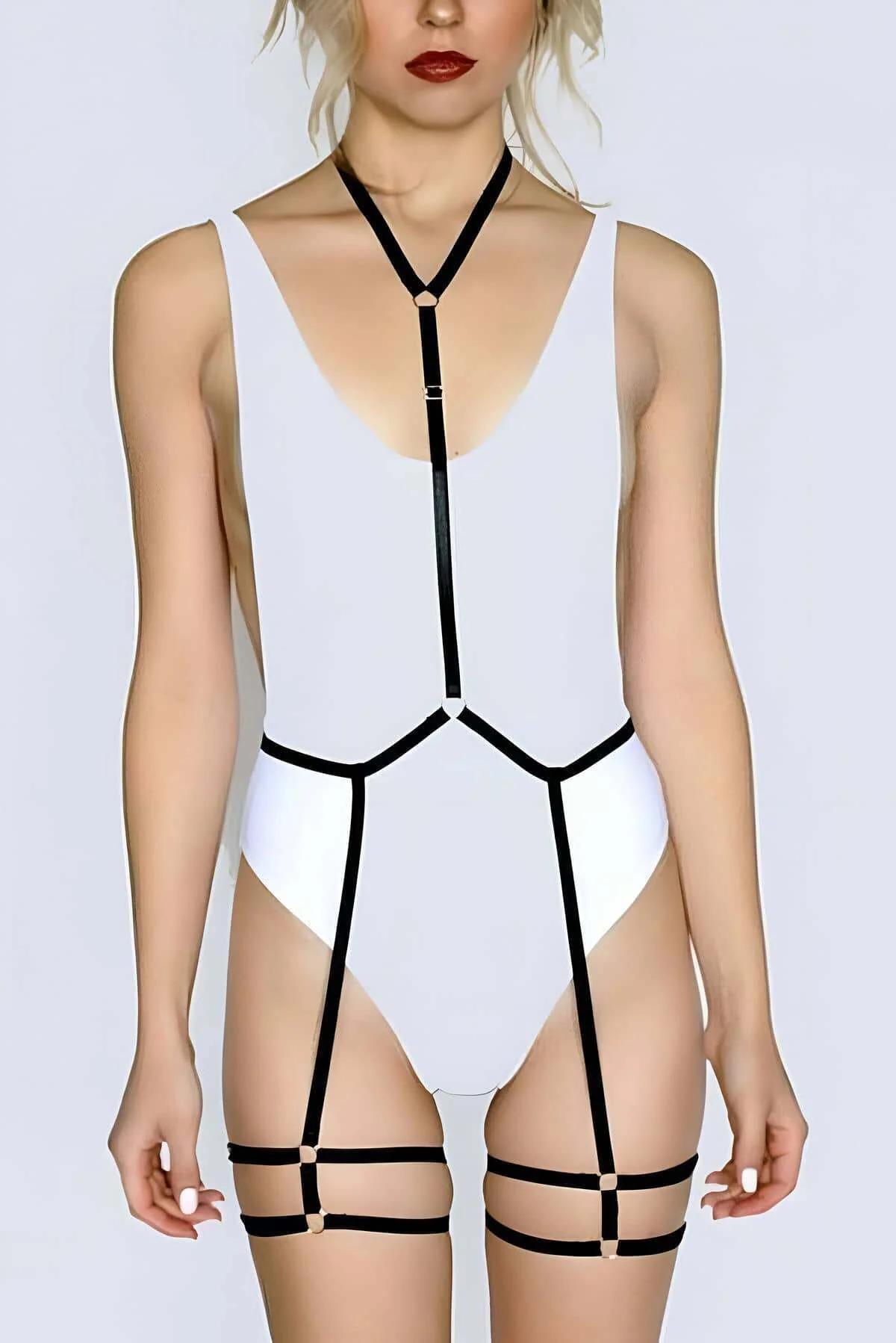 siyah naylon elastik vücut harness seti altın O-halkalar beyaz bodysuit üstünde uyumlu siyah bacak jartiyerleri uylukta
