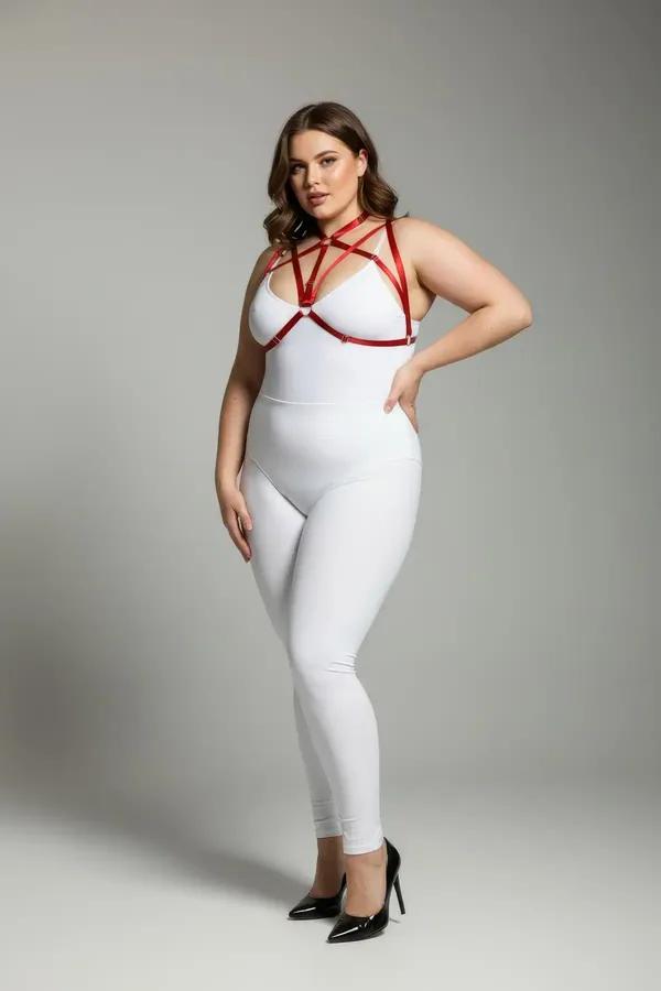 Ortada gümüş O-halka, çok bantlı elastik tasarım, artı beden model, beyaz bodysuit üzerinde kırmızı bantlı göğüs harness