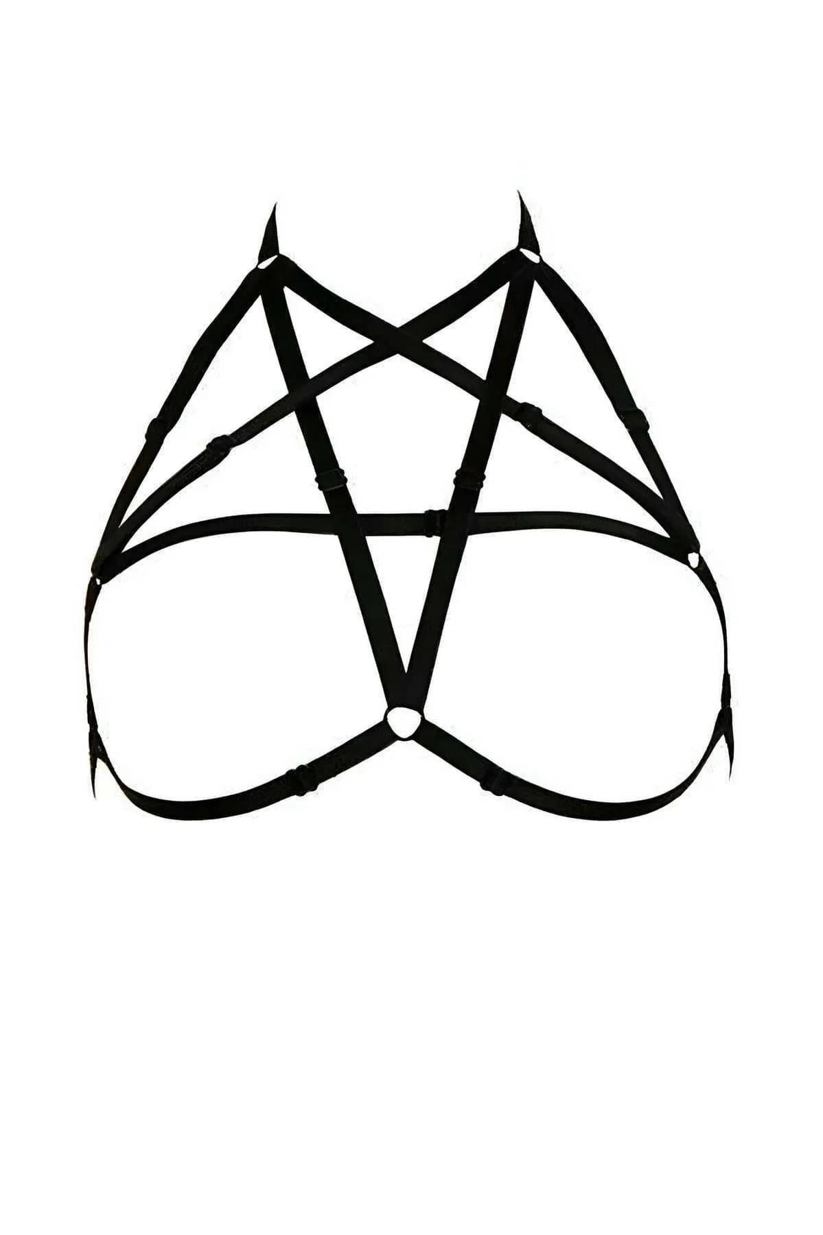 Gümüş O-halka merkezi ve sürgülü ayar tokalı siyah elastik pentagram göğüs harness, beyaz zeminde düz serili