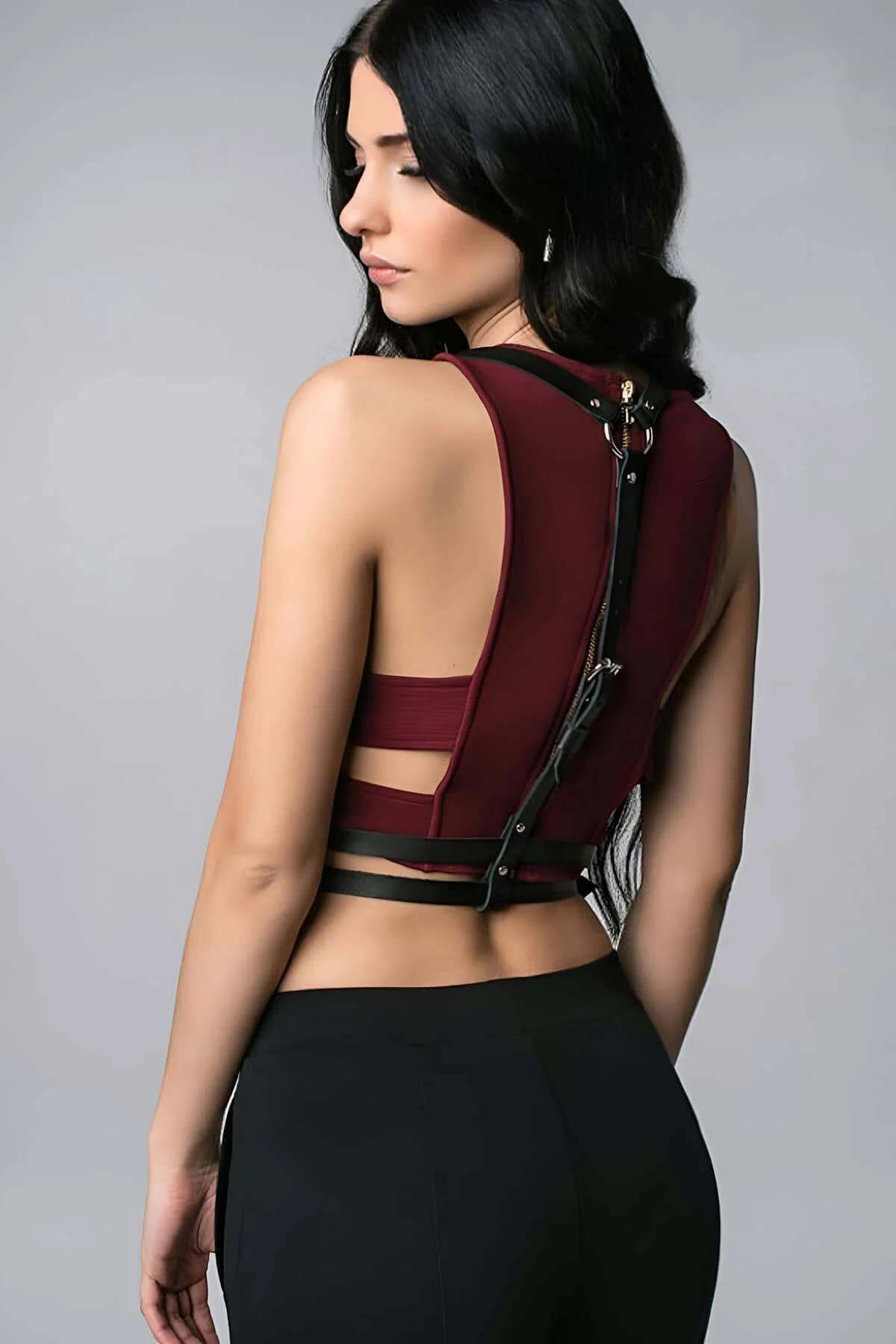 T-shirt üzeri giyilen siyah deri harness aksesuar omuz ve bel detayı önden görünüm