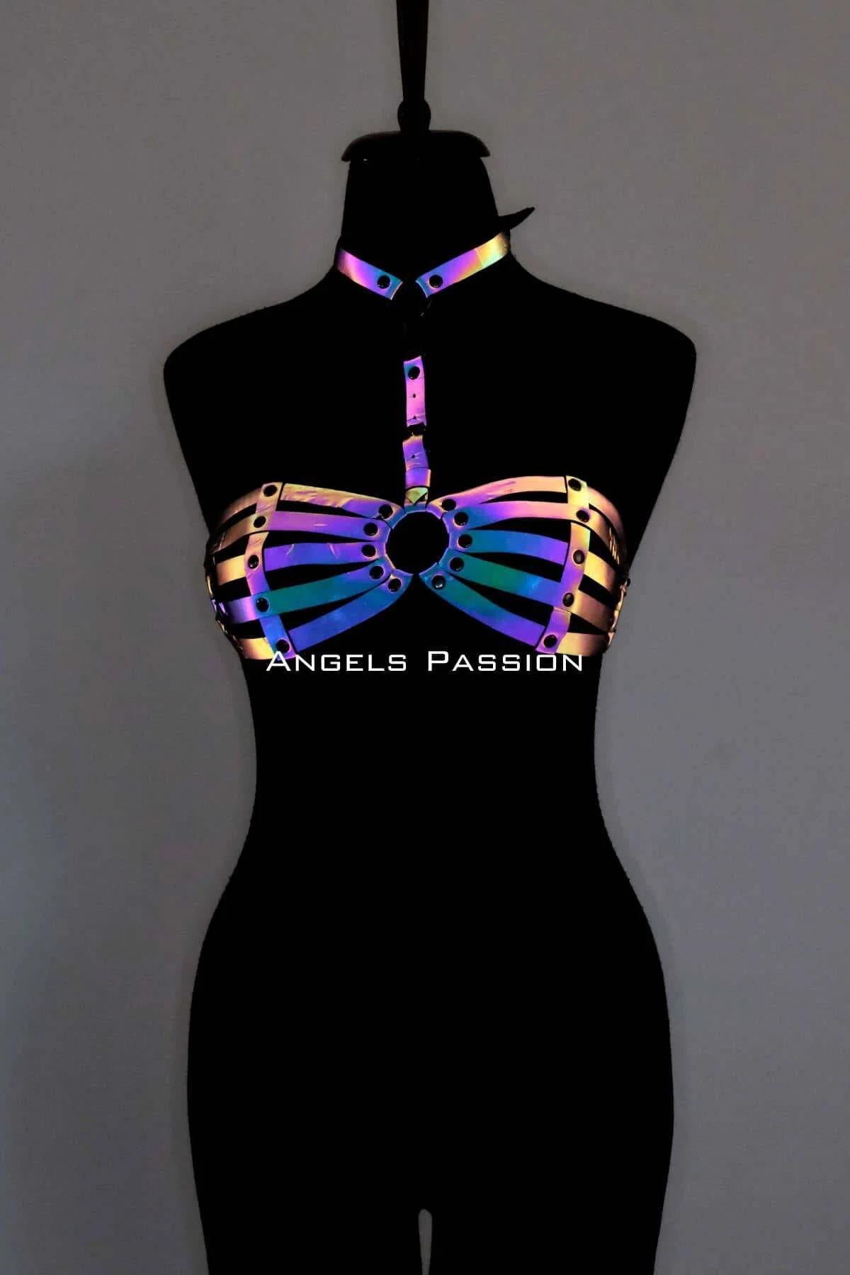 Manken üzerinde O-halka ve eşleşen çoker, holografik mor-mavi-altın PVC kafes askılı irize reflektör göğüs harness