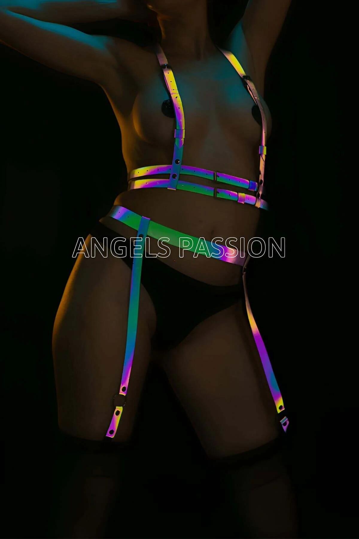 Koyu arka planda iridyan holografik askılar ve gümüş tokalarla gökkuşağı reflektör vücut harness ve jartiyer seti