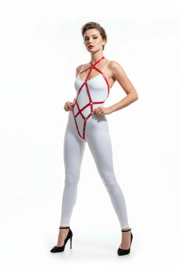 Kırmızı vegan deri askılı vücut harness, gümüş perçinli kafes askıları, beyaz body üzerinde, ayarlanabilir halter yaka
