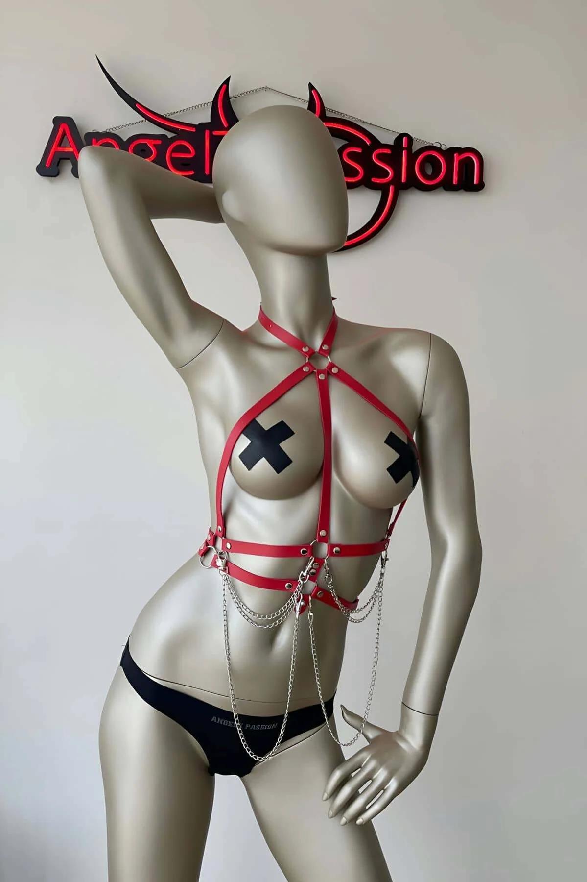 gümüş toka ayarlanabilir askılı kırmızı suni deri göğüs harness yakın çekim detayı