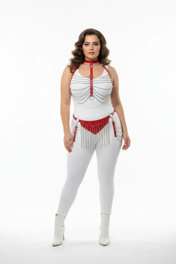 Göğüste dökümlü gümüş zincir ve uzun zincir püsküllü zımbalı bel kemeri içeren kırmızı suni deri harness seti, iri beden model