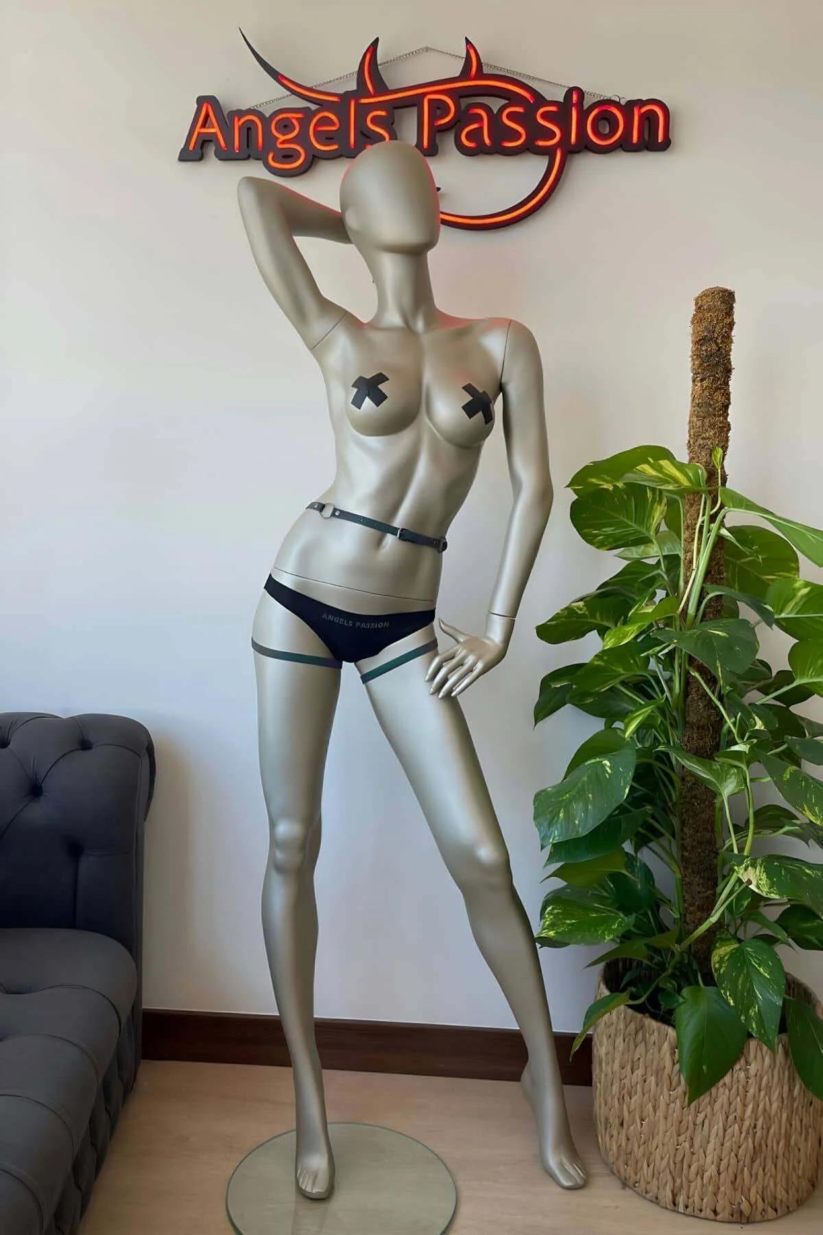 Flaş fotoğrafçılığı altında pembe-den mora tam spektrum kaymasını ortaya çıkaran reflektör harness bant detayı