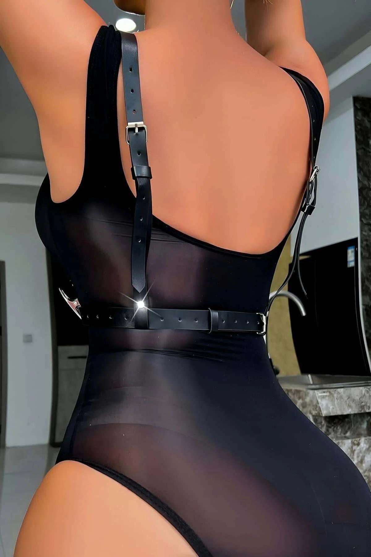 Siyah PU suni deri V-yaka harness askılarındaki gümüş çinko alaşımlı O-halkalar ve taşlı perçinlerin yakın çekimi