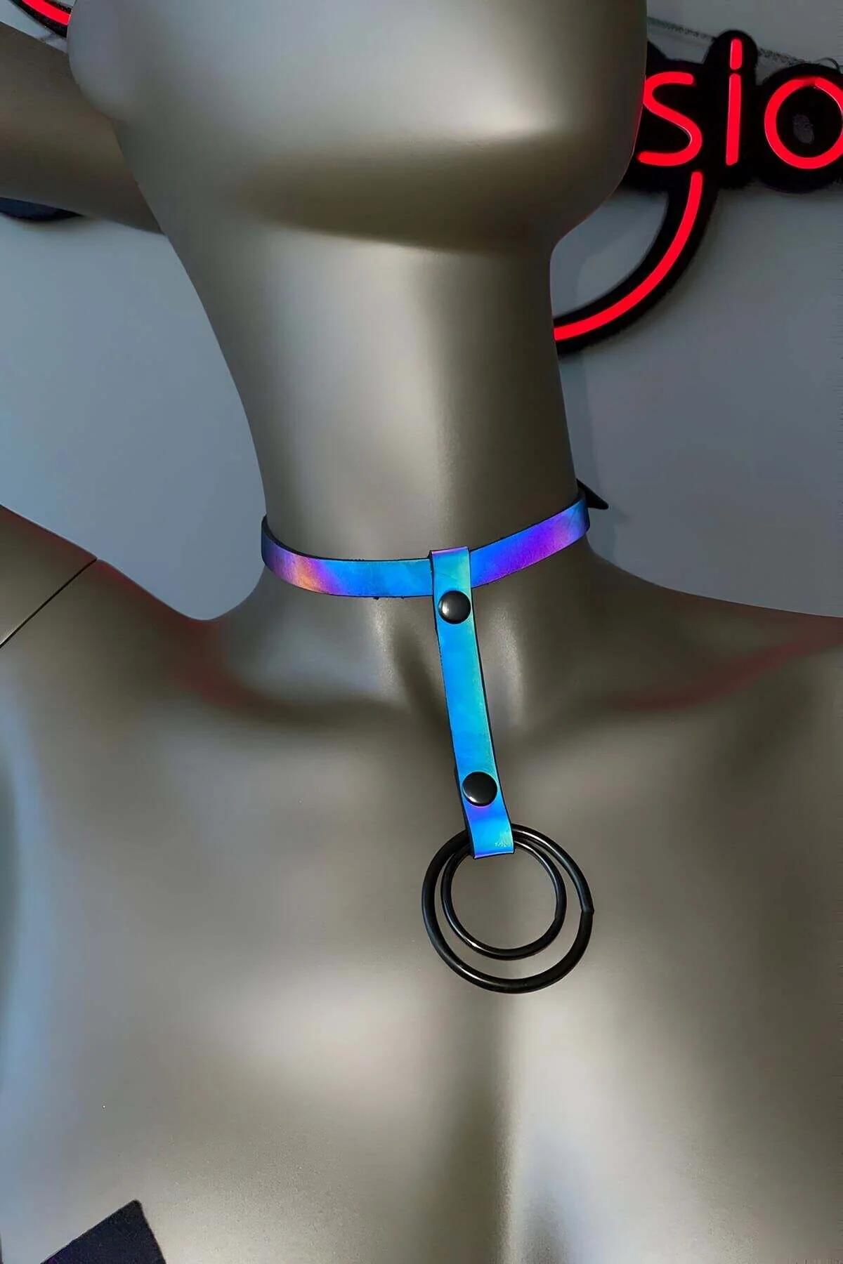 Sternum'da düşüşlü O-halkayla siyah kıyafet üzerine giyilen reflektör çoker harness