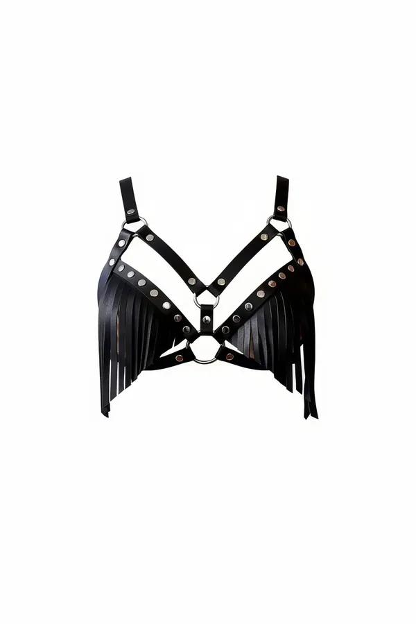 Gümüş zımba, çift O-halka ve underbust bandından sarkan uzun saçak panelleriyle siyah suni deri sütyen harness