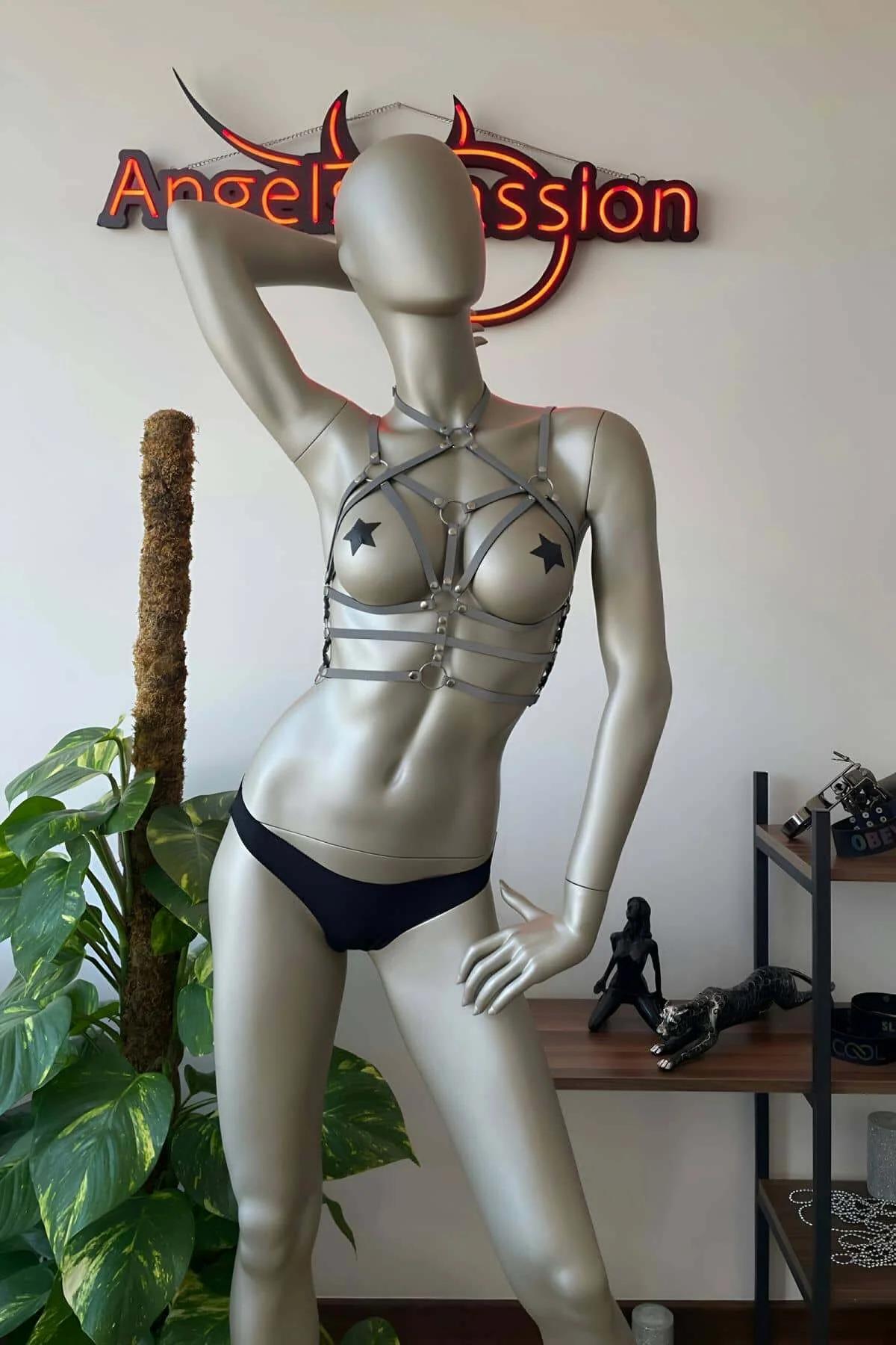 Yapısal vücut harness üzerinde reflektör strap kesişimlerinde gümüş O-halka donanım yakın çekimi