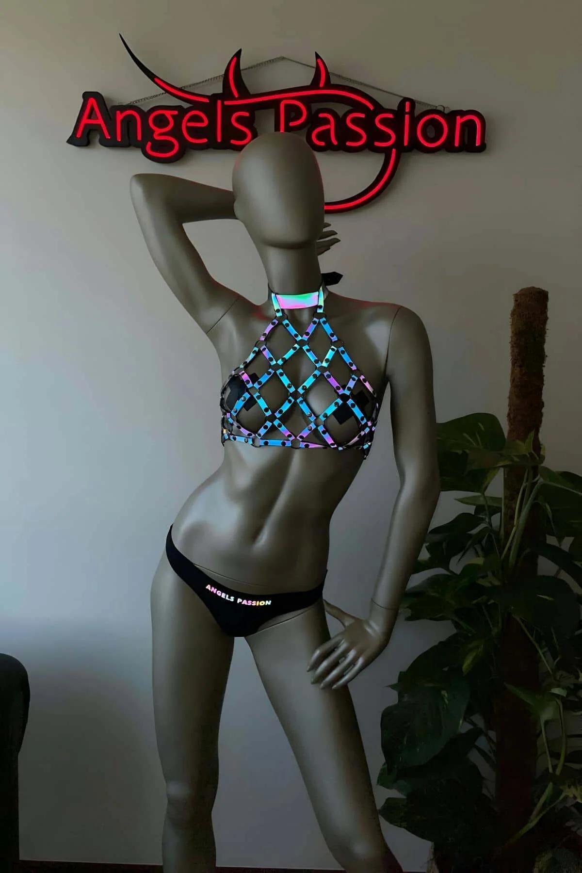 UV aydınlatma altında açık göğüs pencereleriyle reflektör harness üstünün çapraz elmas kafes deseni