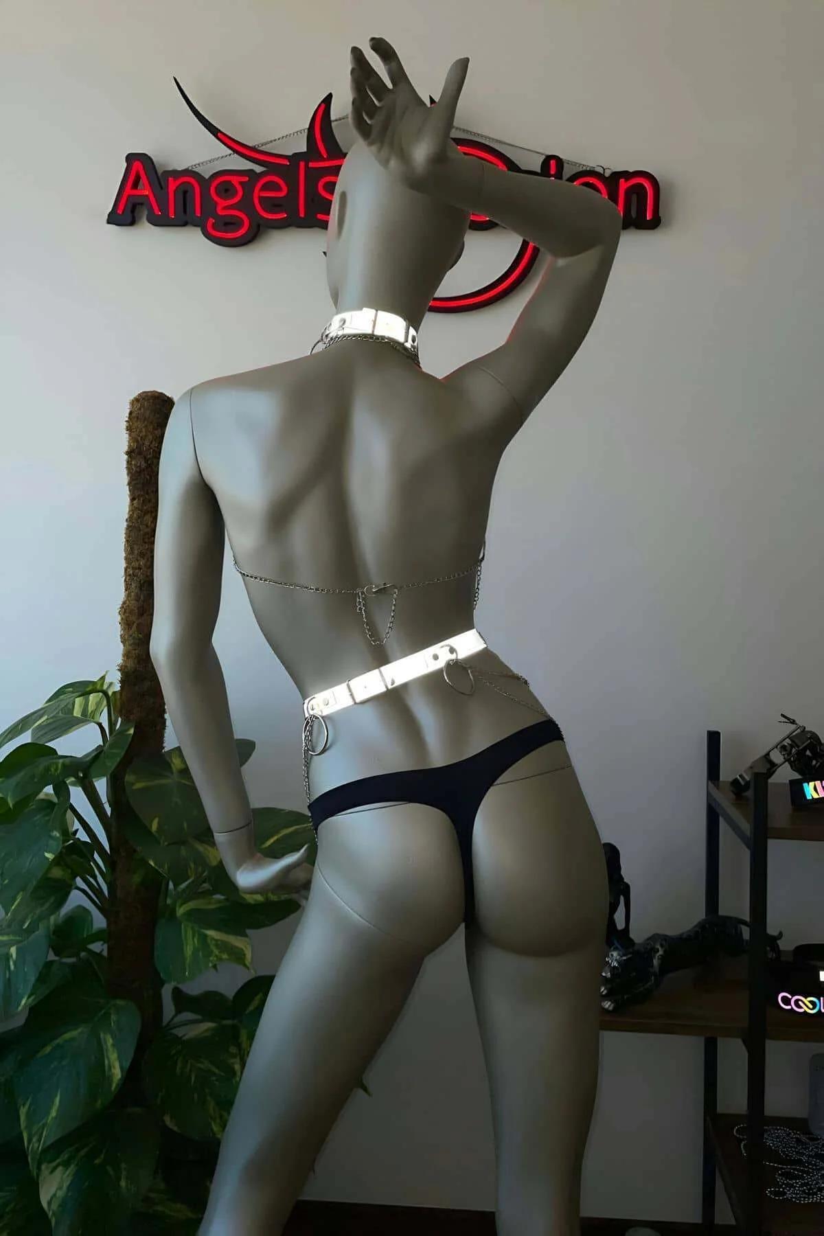 Zincir dökümü ve manken oturumunu gösteren beyaz reflektör harness setinin tam vücut yan görünümü