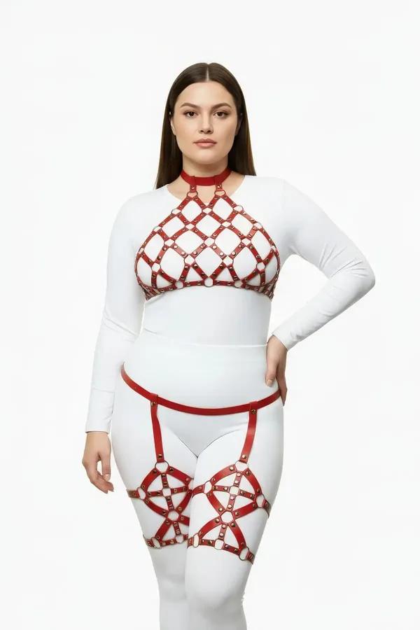 Beyaz kıyafet üzerine giyilen elmas ızgara göğüs paneli ve altın tonlu O-halka perçinli kırmızı vegan deri kafes halter harness ve jartiyer seti