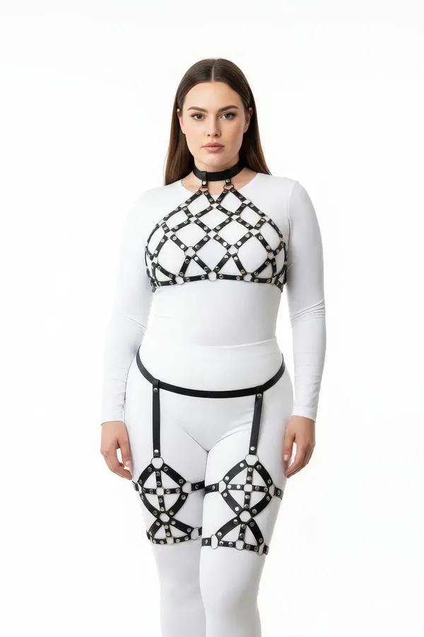 Gümüş donanımlı elmas örgü göğüs parçası, çoker, bel bandı ve uyluk jartiyerli siyah suni deri kafes tam vücut harness seti